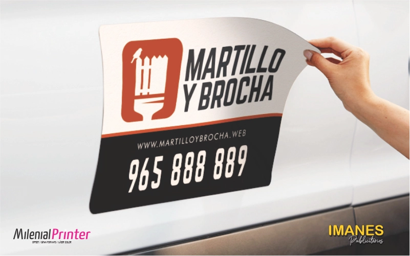 avisos-magneticos-para-carros-removibles Aviso magnético para carro siendo removido fácilmente de la puerta de un vehículo blanco.